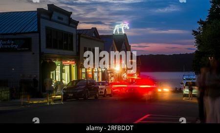 BAR HARBOR, MAINE, États-Unis - 12 JUILLET 2023 : rue principale dans les bâtiments du centre-ville de Bar Harbor et trottoir avec des lumières de sentier de voiture Banque D'Images