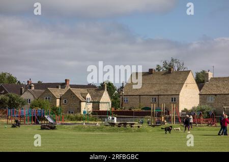 Cottages sur le bord de Tetbury Memorial Recreational Ground, Tetbury, Gloucestershire, Royaume-Uni Banque D'Images