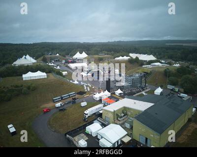 Hasselbach, Allemagne. 02 août 2023. Sur l’ancienne base de missiles américaine Pydna à Hunsrück, la construction du festival techno nature One est en cours (vue aérienne avec un drone). Les organisateurs attendent 60000 visiteurs au week-end Credit : Thomas Frey/dpa/Alamy Live News Banque D'Images