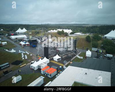 Hasselbach, Allemagne. 02 août 2023. Sur l’ancienne base de missiles américaine Pydna à Hunsrück, la construction du festival techno nature One est en cours (vue aérienne avec un drone). Les organisateurs attendent 60000 visiteurs au week-end Credit : Thomas Frey/dpa/Alamy Live News Banque D'Images