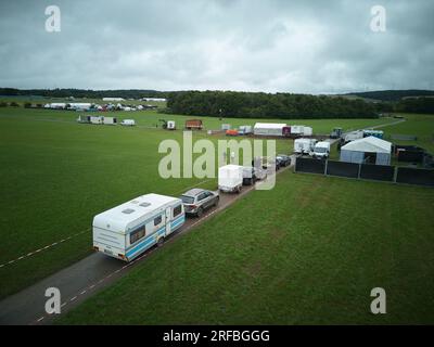 Hasselbach, Allemagne. 02 août 2023. Sur la zone de camping près de l’ancienne base de missiles US Pydna dans le Hunsrück arrivent les premiers visiteurs du festival techno nature One (vue aérienne avec un drone). Les organisateurs attendent 60000 visiteurs au week-end Credit : Thomas Frey/dpa/Alamy Live News Banque D'Images