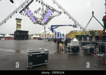 Hasselbach, Allemagne. 02 août 2023. Sur l’ancienne base de missiles américaine Pydna à Hunsrück, la construction du festival techno nature One est en cours (vue aérienne avec un drone). Les organisateurs attendent 60000 visiteurs au week-end Credit : Thomas Frey/dpa/Alamy Live News Banque D'Images