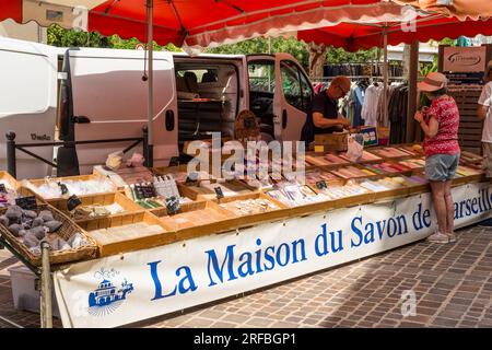 Marché de rue vendant des savons de Marseille, Marseillan, Hérault, Occitanie, France Banque D'Images