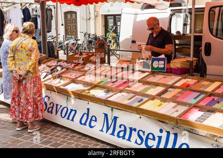 Marché de rue vendant des savons de Marseille, Marseillan, Hérault, Occitanie, France Banque D'Images