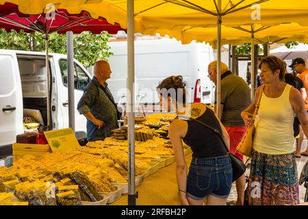 Marché de rue étal vendant des épices, Marseillan, Hérault, Occitanie, France Banque D'Images