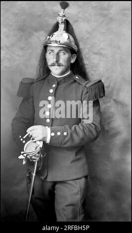 Portrait d'un miltaire, avec son casque de cuirassier. A l'abbaye de Septfontaines, Bourmont (haute Marne). Photographie, vers 1870-1886, de Paul Emile Theodore Ducos (1849-1913). Banque D'Images