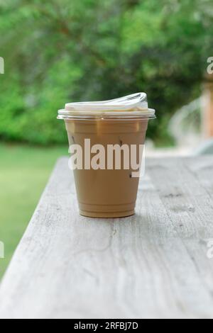 Café glacé sur table en bois Banque D'Images