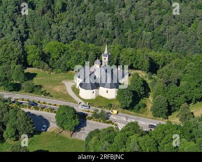 VUE AÉRIENNE. Sanctuaire notre-Dame-de-la-vie. Les Belleville, Savoie, Auvergne-Rhône-Alpes, France. Banque D'Images