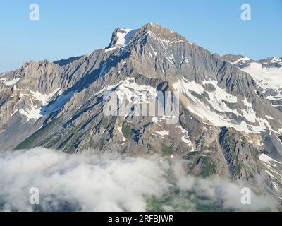 VUE AÉRIENNE. Sommet de la 'Dent Parrachée', un sommet de 3695 mètres de haut dans le massif de la Vanoise. Val-Cenis, Savoie, Auvergne-Rhône-Alpes, France. Banque D'Images