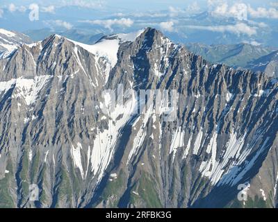 VUE AÉRIENNE. Côté sud du mont Grande casse (altitude : 3855m), il s'agit du plus haut sommet du massif de la Vanoise. Auvergne-Rhône-Alpes, France. Banque D'Images