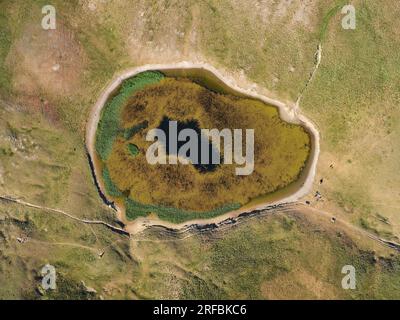 VUE AÉRIENNE VERTICALE. Lac de Chavillon au Col des Thures. Névache, Hautes-Alpes, Provence-Alpes-Côte d'azur, France. Banque D'Images
