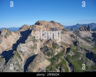 VUE AÉRIENNE. Le Mont Thabor (3178m) et le Cheval blanc (3020m, butte à droite), Névache, Hautes-Alpes, Provence-Alpes-Côte d'Azur, France. Banque D'Images