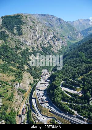 VUE AÉRIENNE. Tunnel routier du Fréjus (12,87km de long) reliant Bardonecchia en Italie (photo) à Modane en France. Ville métropolitaine de Turin, Piémont, Italie. Banque D'Images