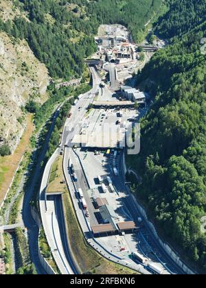 VUE AÉRIENNE. Tunnel routier du Fréjus (12,87km de long) reliant Bardonecchia en Italie (photo) à Modane en France. Ville métropolitaine de Turin, Piémont, Italie. Banque D'Images