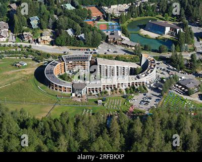 VUE AÉRIENNE. Hôtel Rive, un hôtel 4 étoiles dans la station d'hiver et d'été de Bardonecchia. Vallée de Susa, ville métropolitaine de Turin, Piémont, Italie. Banque D'Images