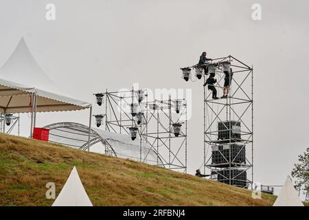 Hasselbach, Allemagne. 02 août 2023. Les techniciens montent les derniers projecteurs au-dessus d’un étage sur le toit d’un ancien silo de missiles avant le début du festival techno Natur One à l’ancienne base de missiles américaine Pydna à Hunsrück. Les organisateurs attendent 60000 visiteurs au week-end Credit : Thomas Frey/dpa/Alamy Live News Banque D'Images