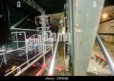 Hasselbach, Allemagne. 02 août 2023. Les techniciens montent les derniers projecteurs sur un ancien silo de missiles avant le début du festival techno Natur One sur l’ancienne base de missiles américaine Pydna à Hunsrück. Les organisateurs attendent 60000 visiteurs au week-end Credit : Thomas Frey/dpa/Alamy Live News Banque D'Images