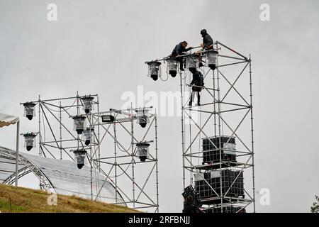 Hasselbach, Allemagne. 02 août 2023. Les techniciens montent les derniers projecteurs au-dessus d’un étage sur le toit d’un ancien silo de missiles avant le début du festival techno Natur One à l’ancienne base de missiles américaine Pydna à Hunsrück. Les organisateurs attendent 60000 visiteurs au week-end Credit : Thomas Frey/dpa/Alamy Live News Banque D'Images