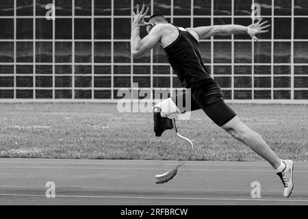 homme athlète handicap course de sprint à la compétition d'athlétisme, photo noir et blanc Banque D'Images