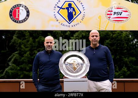 Zeist, pays-Bas. 02 août 2023. Zeist - Peter Bosz, entraîneur du PSV, Arne Slot, entraîneur du Feyenoord avant la conférence de presse entre Feyenoord et le PSV pour le Johan Cruijff Schaal XXVII sur le campus du KNVB le 2 août 2023 à Zeist, aux pays-Bas. Crédit : photos boîte à boîte/Alamy Live News Banque D'Images