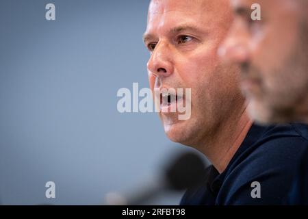 Zeist, pays-Bas. 02 août 2023. Zeist - Arne Slot, entraîneur du Feyenoord, Peter Bosz, entraîneur du PSV lors de la conférence de presse entre Feyenoord et le PSV pour le Johan Cruijff Schaal XXVII au campus du KNVB le 2 août 2023 à Zeist, aux pays-Bas. Crédit : photos boîte à boîte/Alamy Live News Banque D'Images