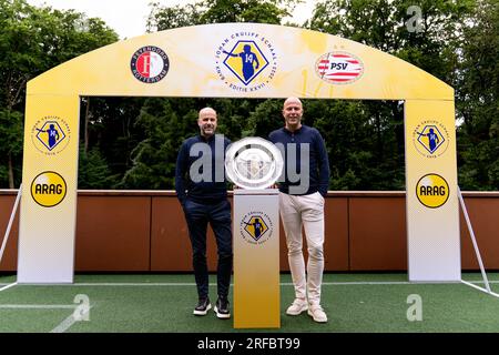 Zeist, pays-Bas. 02 août 2023. Zeist - Peter Bosz, entraîneur du PSV, Arne Slot, entraîneur du Feyenoord avant la conférence de presse entre Feyenoord et le PSV pour le Johan Cruijff Schaal XXVII sur le campus du KNVB le 2 août 2023 à Zeist, aux pays-Bas. Crédit : photos boîte à boîte/Alamy Live News Banque D'Images