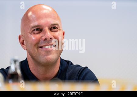 Zeist, pays-Bas. 02 août 2023. Zeist - l'entraîneur de Feyenoord Arne Slot lors de la conférence de presse entre Feyenoord et PSV pour le Johan Cruijff Schaal XXVII sur le campus KNVB le 2 août 2023 à Zeist, aux pays-Bas. Crédit : photos boîte à boîte/Alamy Live News Banque D'Images