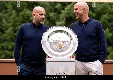 Zeist, pays-Bas. 02 août 2023. Zeist - Peter Bosz, entraîneur du PSV, Arne Slot, entraîneur du Feyenoord avant la conférence de presse entre Feyenoord et le PSV pour le Johan Cruijff Schaal XXVII sur le campus du KNVB le 2 août 2023 à Zeist, aux pays-Bas. Crédit : photos boîte à boîte/Alamy Live News Banque D'Images