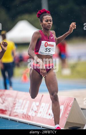 Berdine Castillo participe à une course de 800 mètres en Europe, portant des vêtements Nike. Banque D'Images