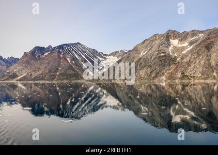 belle image de paysage arctique de montagnes rocheuses et glacier avec de la neige reflétée dans l'eau calme du son prince christian groenland Banque D'Images