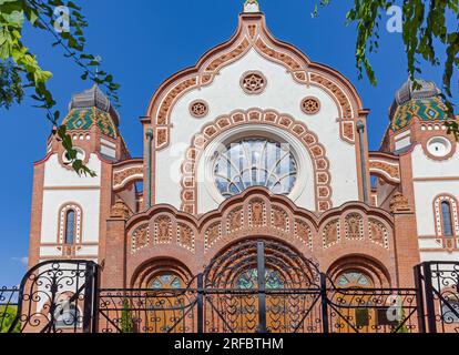 Subotica, Serbie - 01 août 2022: Temple de la Synagogue Hongrois style sécession immeuble Art Nouveau à Jakab et place Komor Sunny Day. Banque D'Images