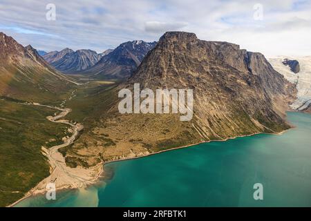 photo aérienne de falaises rocheuses abruptes au-dessus du glacier à la tête du fjord tasermiut au groenland Banque D'Images