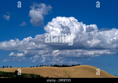 Un cielo di nuvole sulle colline del Montefeltro Banque D'Images