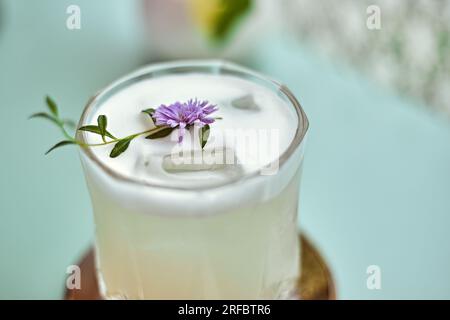 Jus de cacao frais pour faire des boissons énergisantes, focalisation sélective. Banque D'Images