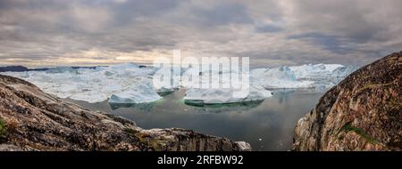 Paysage pittoresque du site UNESCO de ilulissat icefjord rempli d'énormes icebergs vêlés du glacier le plus productif du nord Banque D'Images