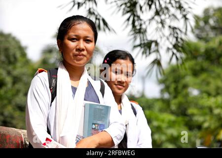 Khagrachhari, Bangladesh - 23 juillet 2023 : le même système éducatif pour les étudiants tribaux et bengalis des régions montagneuses de Banglades Banque D'Images