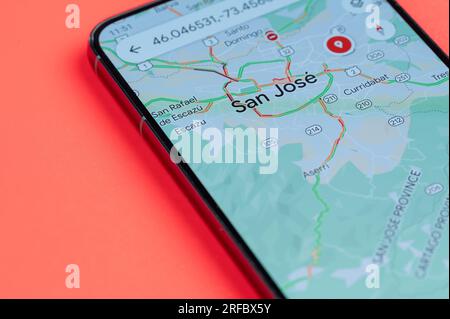New York, USA - 21 juillet 2023 : carte des embouteillages à San Jose sur écran smartphone vue rapprochée avec fond rouge Banque D'Images