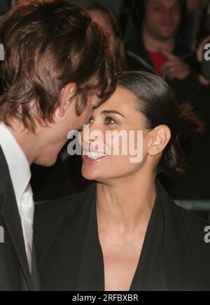 Ashton Kutcher et demi Moore assistent à la première de 'A Lot Like Love' au Clearview Chelsea West Cinema à New York le 18 avril 2005. Crédit photo : Henry McGee/MediaPunch Banque D'Images