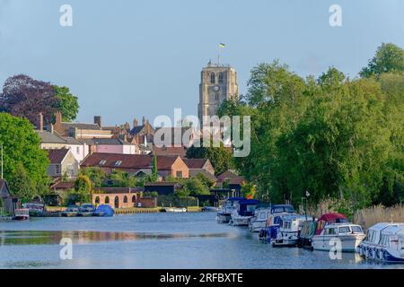 Une vue des bateaux amarrés et de l'église sur la rivière Waveney à Beccles, Suffolk, Angleterre, Royaume-Uni Banque D'Images