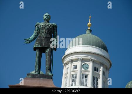 Statue du Grand-Duc de Finlande Alexandre II devant la cathédrale sur la place du Sénat Helsinki, Finlande Banque D'Images