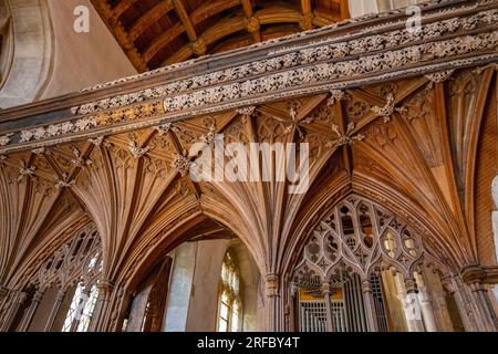 L'intérieur de l'église St Georges Dunster Somerset. Avec l'écran Rood Banque D'Images