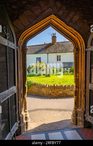 Vue de la porte de l'église St Georges Dunster, Somerset Banque D'Images
