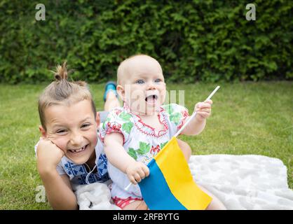 Portrait de deux heureux garçons et filles ukrainiens d'âges différents en vêtements nationaux, chemises brodées. éducation du patriotisme. Jour de l'indépendance. C Banque D'Images