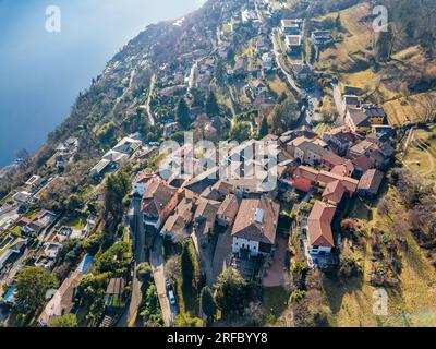 Image aérienne de la vieille ville au sommet de la colline à Morcote. Morcote du côté du lac de Lugano a été crédité comme l'un des plus beaux villages suisses. Banque D'Images