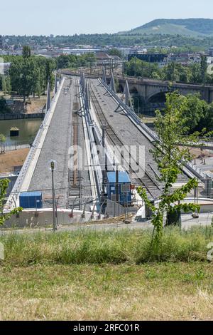 Chantier de construction du nouveau pont ferroviaire sur le Neckar ; tourné sous la lumière d'été à Stuttgart, en Allemagne Banque D'Images