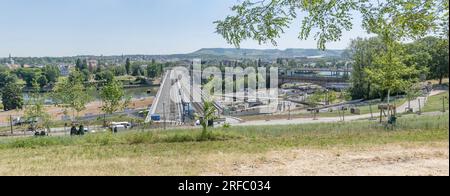 Stuggart, 2023 juin 13 ; paysage urbain avec travaux en cours d'un nouveau pont ferroviaire au-dessus de la rivière Neckar ; tourné sous une lumière d'été brillante le 13 juin 2023 à Stu Banque D'Images