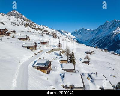 Hockenalp, Suisse - janvier 19. 2022 : image aérienne du village de chalets des alpes suisses Hockenalp avec le St. Anna Chapel au centre et long Gla Banque D'Images