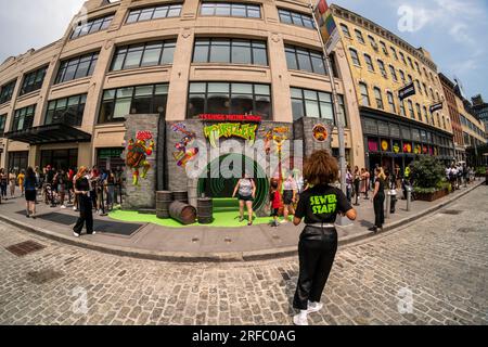 Les fans du film ÒTeenage mutant Ninja Turtles : mutant MayhemÓ font la queue pour participer à une activation expérientielle de la marque dans le Meatpacking District à New York le mardi 25 juillet 2023. Le film devrait sortir en salles le 2 août. (© Richard B. Levine) Banque D'Images