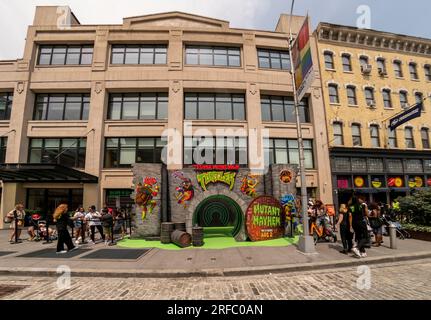 Les fans du film « Teenage mutant Ninja Turtles : mutant Mayhem » font la queue pour participer à une activation expérientielle de la marque dans le Meatpacking District à New York le mardi 25 juillet 2023. Le film devrait sortir en salles le 2 août. (© Richard B. Levine) Banque D'Images