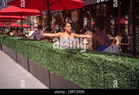 Le temps chaud ne dissuade pas les gens de sortir à Chelsea à New York en pleine canicule le samedi 29 juillet 2023. La ville est sous un avis de chaleur que la température monte pendant la première vague de chaleur de l'été. (© Richard B. Levine) Banque D'Images